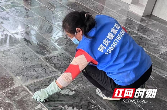 妈妈们送完孩子、做完家务的空闲时间都能接单。.jpg
