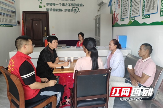 除了普法宣傳，答疑解惑，“媽媽夜話”更善解家庭心結(jié)。.jpg