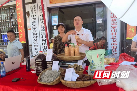 粟云才在直播中.jpg