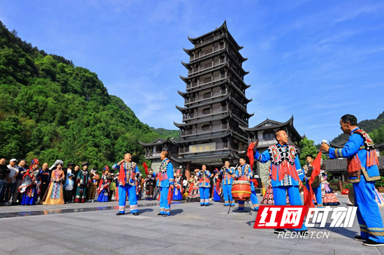 “五一”文化进景区非遗展演活动在标志门广场开展。.png