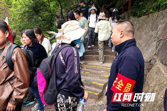 景区工作人员为游客真诚服务。.jpg