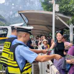 国庆游张家界|张家界:交警化身“活路标” “警察蓝”成特殊风景