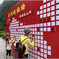 国庆游张家界｜国际友人送祝福！韩国母女在宝峰湖景区为中国国庆送上真挚祝愿