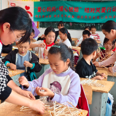 “变废为宝”传温情 竹筷灯笼映童心 ——张家界“爱心妈妈+暖心姐姐” 走进杨家溪村