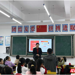 守护“钱袋子”从娃娃抓起:中国邮政储蓄银行张家界市分行趣味反电诈课堂走进许家坊中心完小