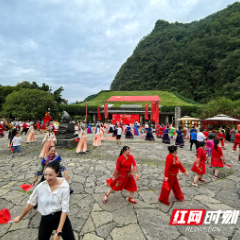 国庆游张家界｜“双节”假期，黄龙洞参与、沉浸式文旅体验受追捧