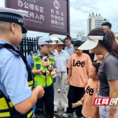 张家界：交警小熊萌趣出圈 助力黄金周安全宣传