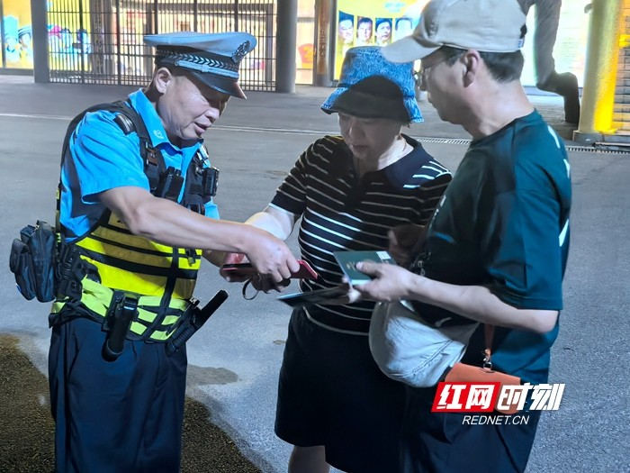 张家界：警民接力 韩国游客顺利找回遗失手机
