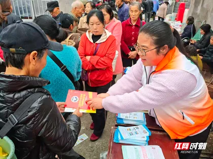永定区阳湖坪街道：开展“知路·爱路·护路”集镇宣传活动