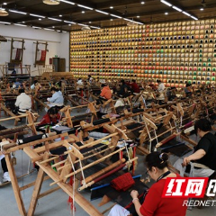 张家界市武陵源区:赶制土家族织锦海外定单