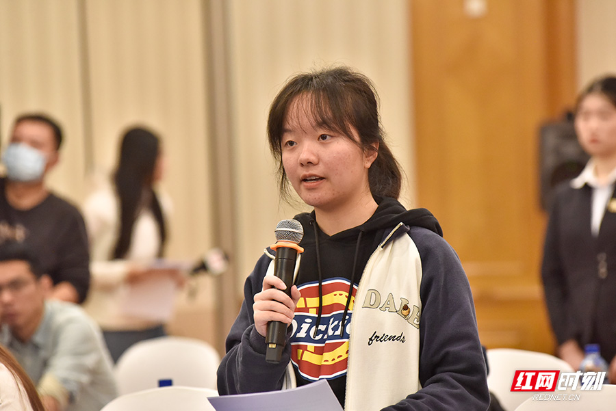 人民网记者.jpg 人民网记者.jpg