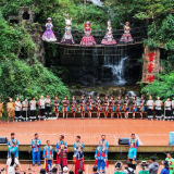 国庆游张家界｜张家界宝峰湖景区非遗展演迎客来 错峰游成出行新选择