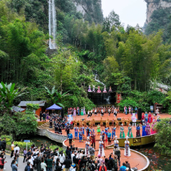 山水搭台非遗唱戏，张家界宝峰湖 “双节” 文旅融合引客来