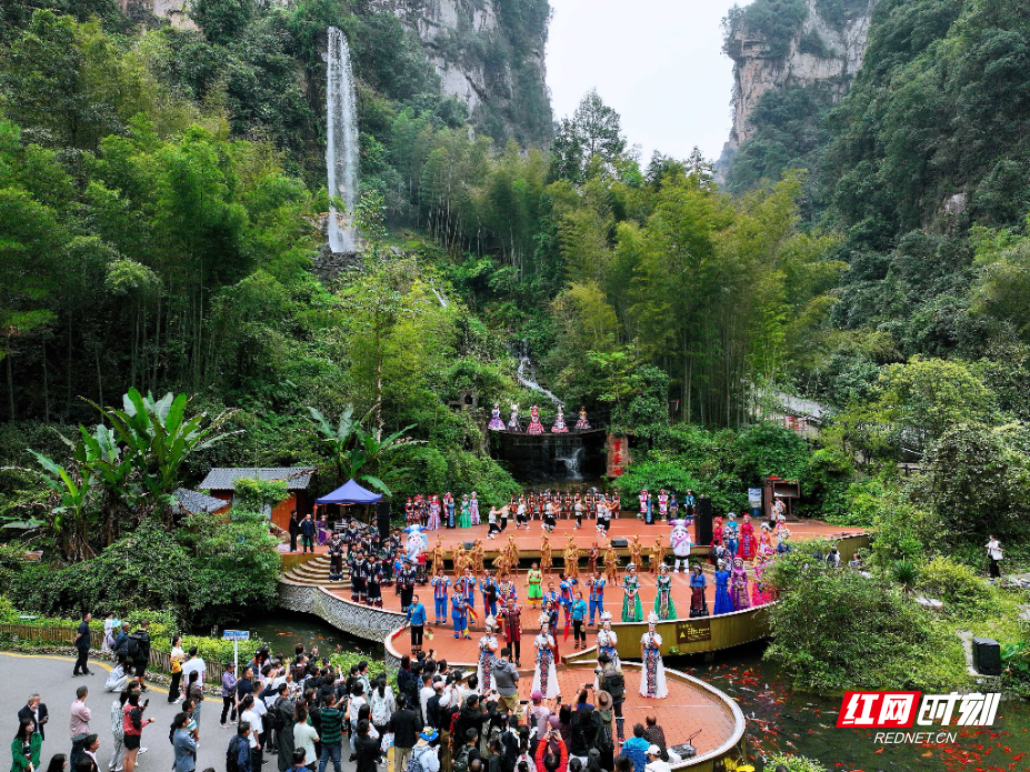 山水搭台非遗唱戏，张家界宝峰湖 “双节” 文旅融合引客来