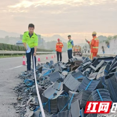 与时间赛跑 张家界高速人快速清障保畅通