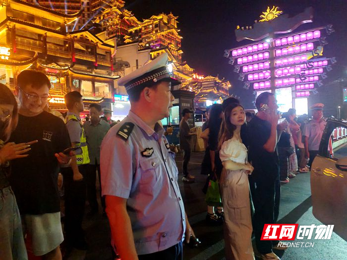 国庆游张家界|张家界交警一大队：七十二奇楼施“七十二般武艺” 全力守牢畅安出行线