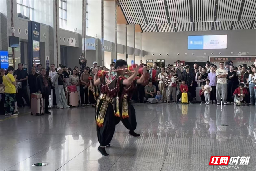国庆游张家界｜张家界文旅青年志愿者“快闪”候车厅 品莓茶尝月饼看非遗秀