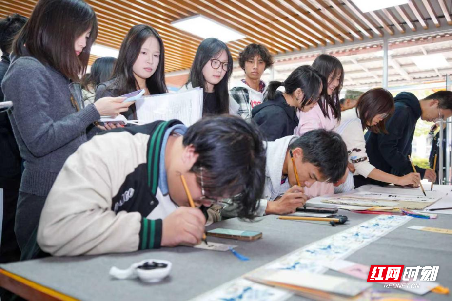 张家界航院第二届“廉洁润初心，清风韵张航”汉字书写大赛暨书法展开幕