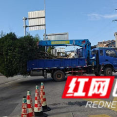 武陵源收费站严守入口关 劝返两辆超限超载车辆