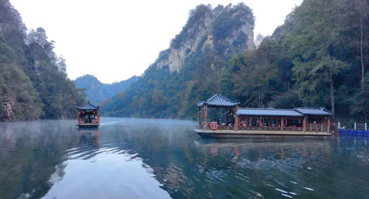 张家界宝峰湖：暖阳峰林碧水间 画舫游船引客来