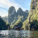 张家界宝峰湖：暖阳峰林碧水间 画舫游船引客来