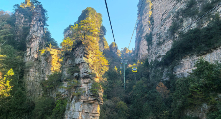 杨家界秘境登顶徒步圈 “雄奇险幽”引背包客竞逐