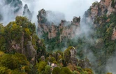 杨家界：峰墙云海织就秘境 地质奇观引游人沉醉
