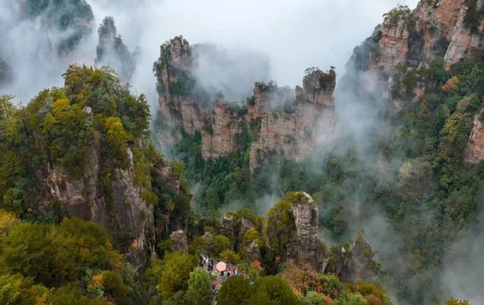杨家界：峰墙云海织就秘境 地质奇观引游人沉醉
