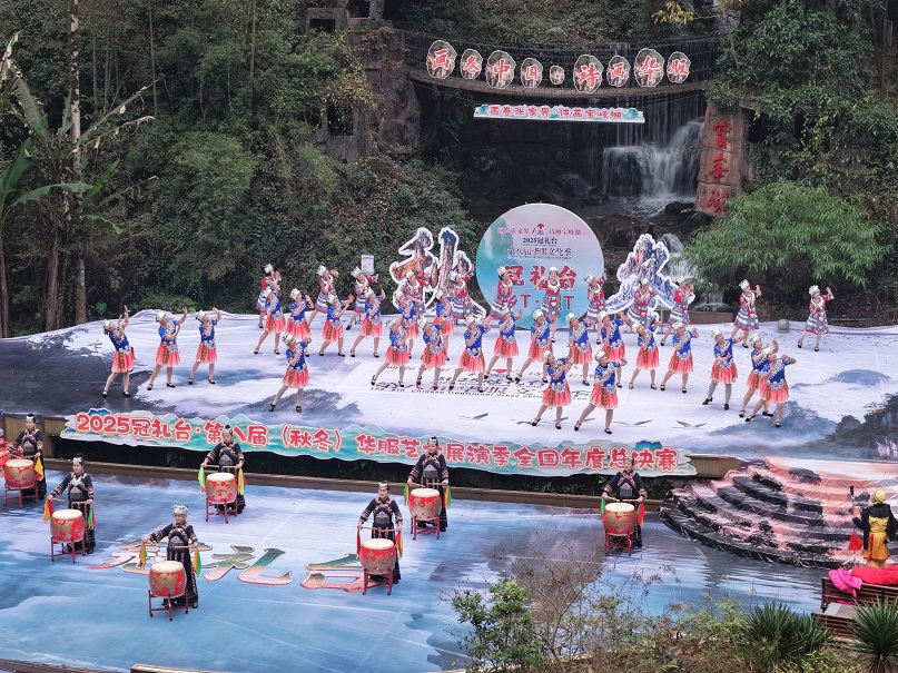 张家界宝峰湖：山水织华裳，国风竞潇湘