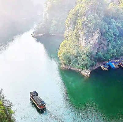 张家界宝峰湖暖冬迎晴：晨雾裹山水，仙境入画来