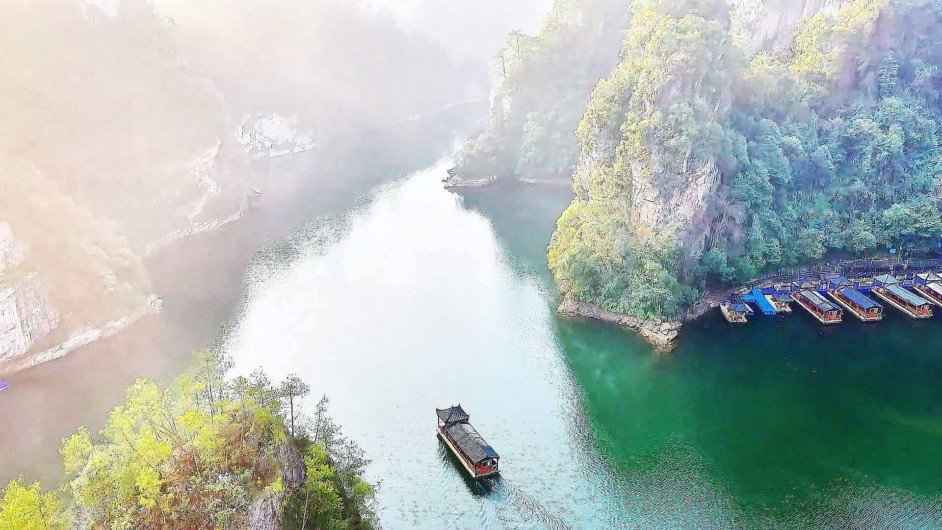 张家界宝峰湖暖冬迎晴：晨雾裹山水，仙境入画来