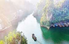 张家界宝峰湖暖冬迎晴：晨雾裹山水，仙境入画来