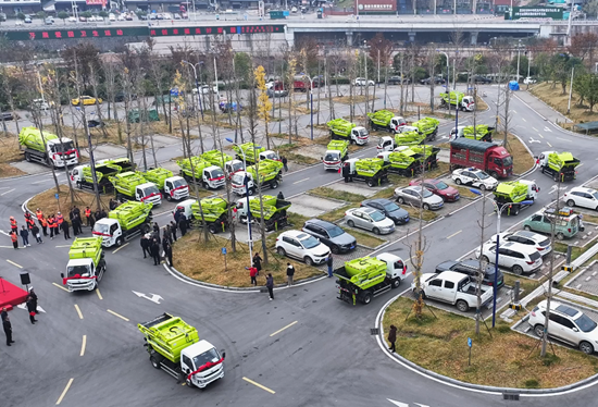 桑植县30余辆纯电自装卸式垃圾车集中交付，城乡环卫一体化再添绿色新动能