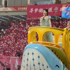 张家界“百灵”刘赛携经典歌曲《望月》温情登场 为湘超英雄助威 为三湘荣耀呐喊