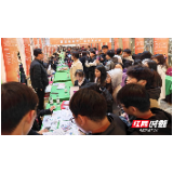 校企双向奔赴 青春启航未来：张家界市高校春季招聘会成果斐然