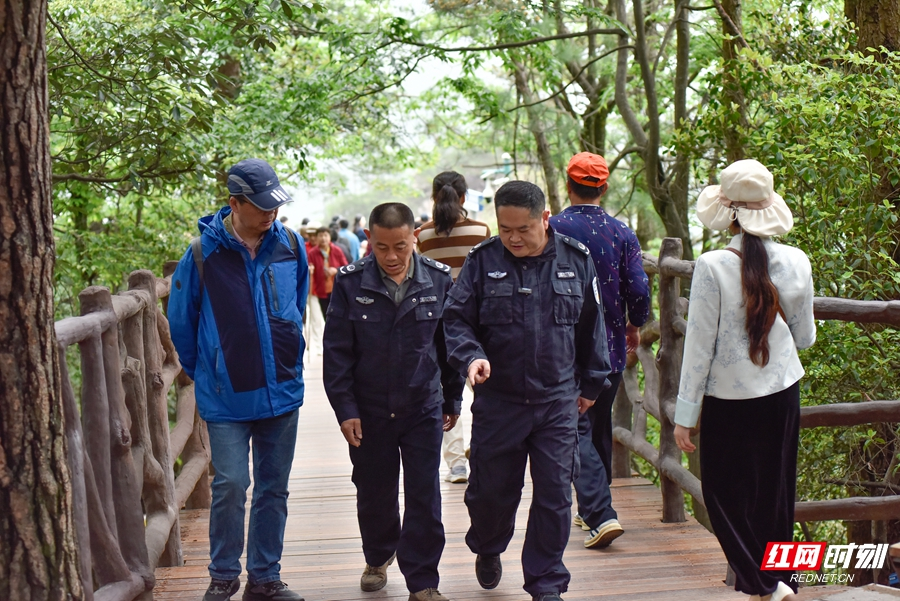 五一特别策划｜张家界风景守护者：“蓝光”24小时在线！救助员在绝壁奇峰间织就安全防护网