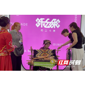 张家界土家族织锦亮相香港国际礼品及赠品展览会