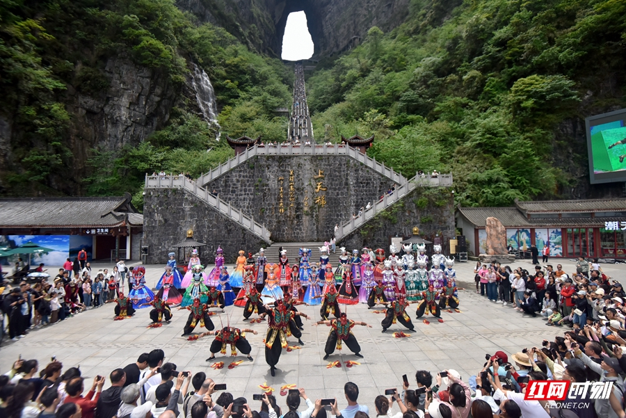 狂欢！张家界天门山景区实力“宠粉” 送你一朵“民族团结花”