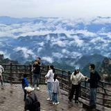 张家界国家森林公园杨家界景区雨后美如画 游客尽享错峰之旅