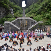狂欢！张家界天门山景区实力“宠粉” 送你一朵“民族团结花”