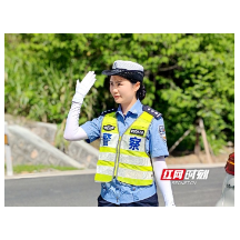 张家界交警一大队警花们：天门山下别样风景 飒爽英姿绽放芳华