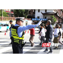 张家界市交警支队直属二大队用行动守护“五一”假期景区平安