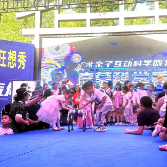 慈利琵琶花海：500多名学生家长与机器人亲密互动