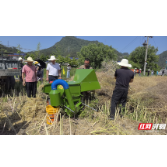 张家界市召开2025年油菜机收减损作业暨新机具推广现场演示会