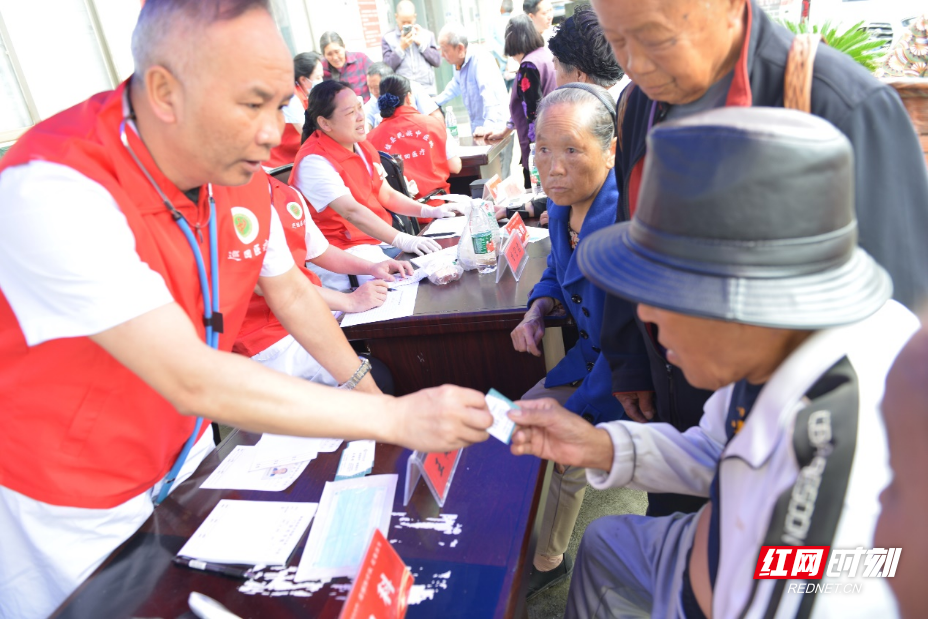 桑植县开展巡回医疗服务 便民卡架起健康桥梁