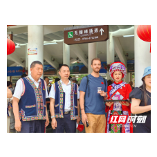 土家霓裳送清凉，柠檬茶香暖人心！张家界国家森林公园门票站“五一”温情服务获赞