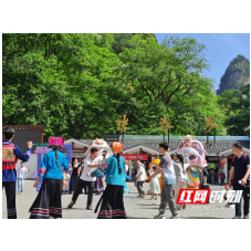 霓裳舞韵映奇峰 张家界国家森林公园门票站“五一”奏响土家文化乐章