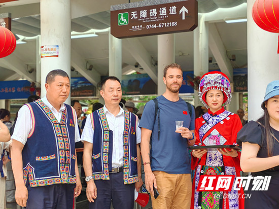 土家霓裳送清凉，柠檬茶香暖人心！张家界国家森林公园门票站“五一”温情服务获赞