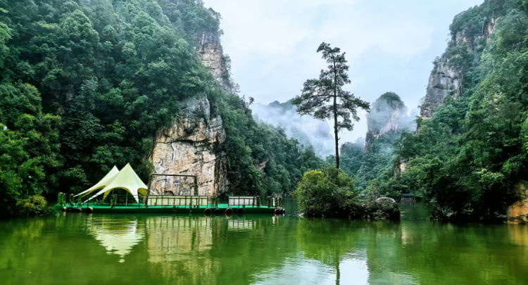 雨中张家界宝峰湖：水墨氤氲间 双瀑争辉成奇观