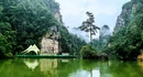 雨中张家界宝峰湖：水墨氤氲间 双瀑争辉成奇观